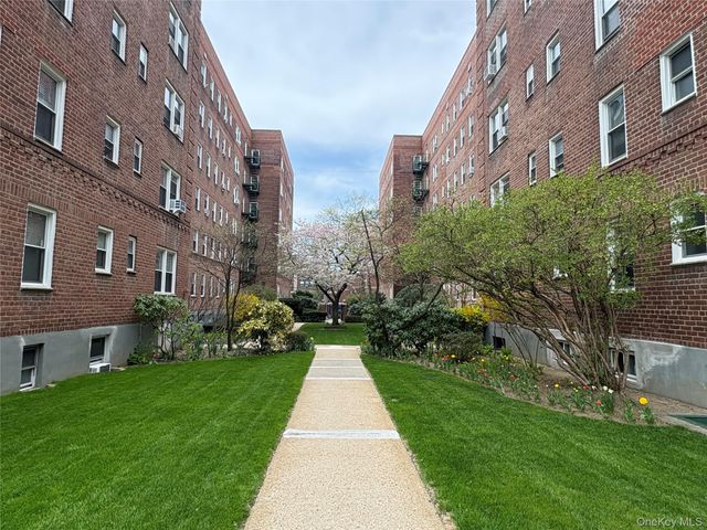 24 Mulford Place 6A, Hempstead, NY 11550