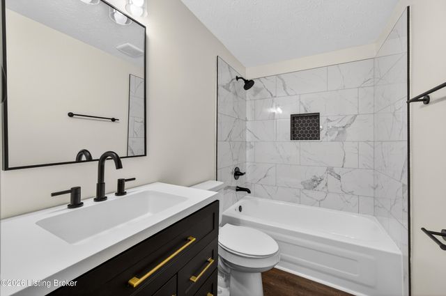 7005 Apple Orchard Ln, Crestwood, KY 40014