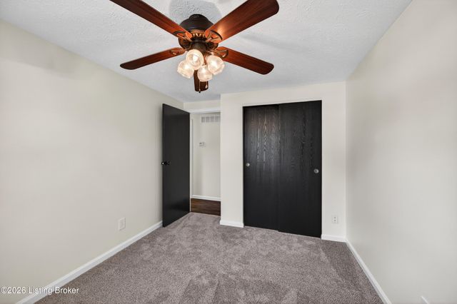 7005 Apple Orchard Ln, Crestwood, KY 40014