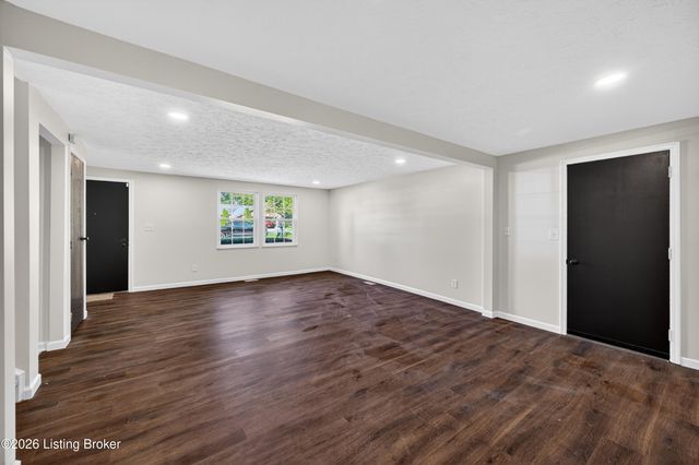 7005 Apple Orchard Ln, Crestwood, KY 40014