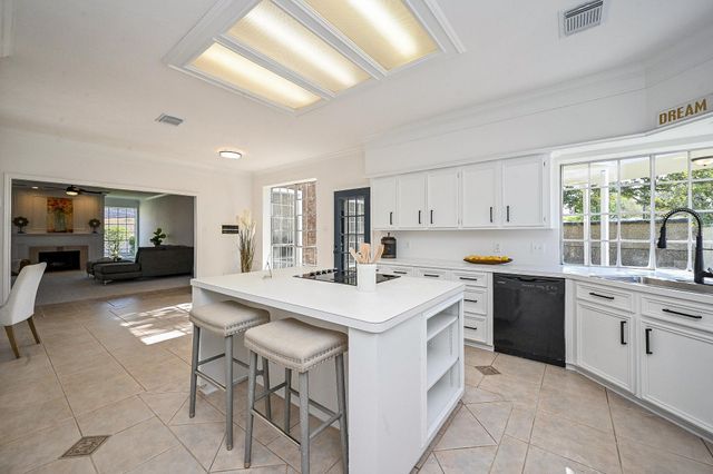 2111 Walnut Creek Drive, League City, TX 77573