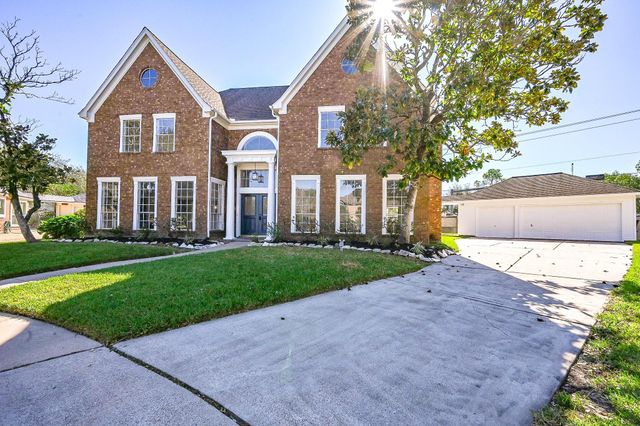 2111 Walnut Creek Drive, League City, TX 77573