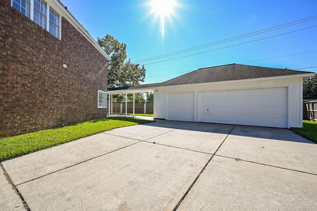 2111 Walnut Creek Drive, League City, TX 77573