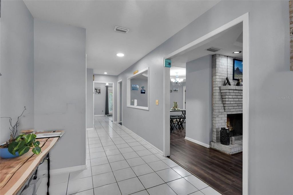 Image 4 of property listing at 3928 SE 14TH PLACE, Ocala, FL 34471