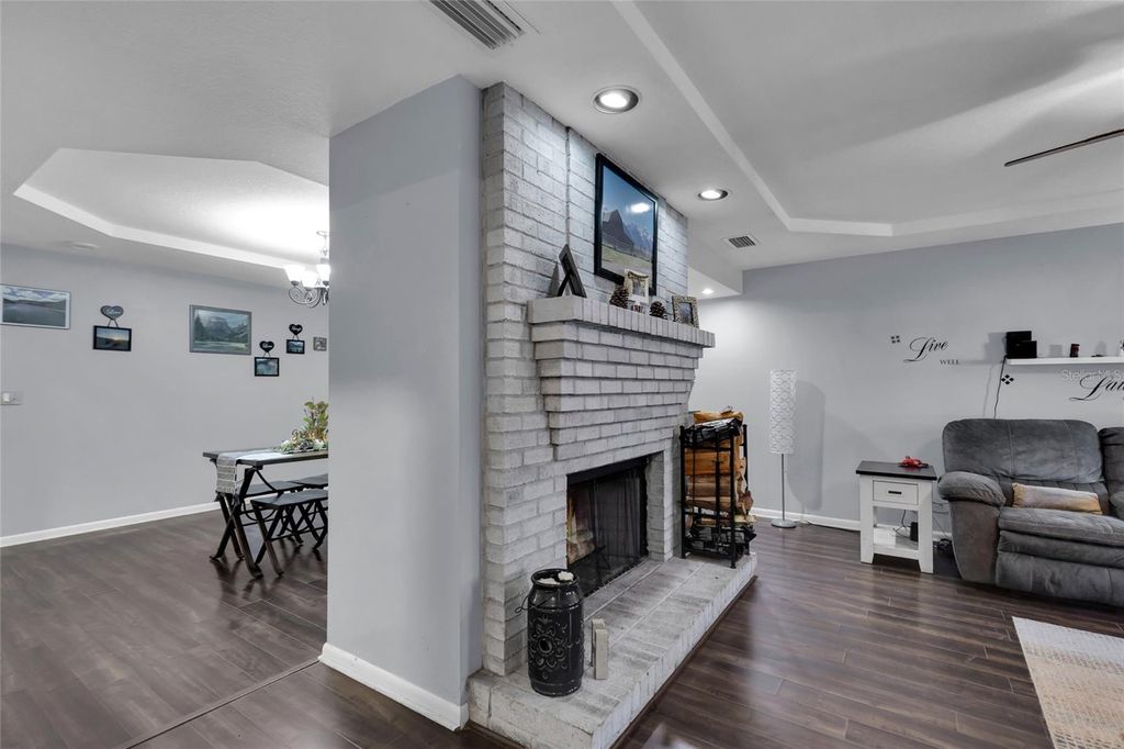 Image 5 of property listing at 3928 SE 14TH PLACE, Ocala, FL 34471