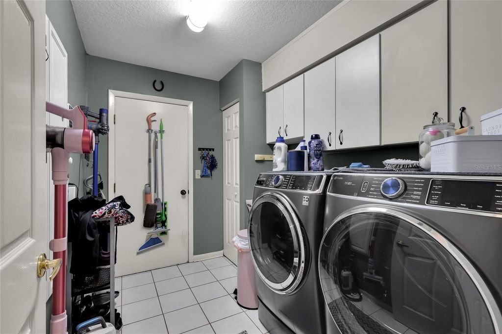 Image 10 of property listing at 3928 SE 14TH PLACE, Ocala, FL 34471