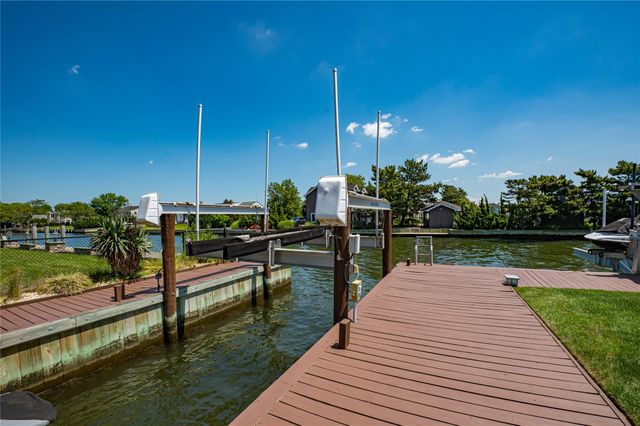 79 Tahlulah Lane, West Islip, NY 11795