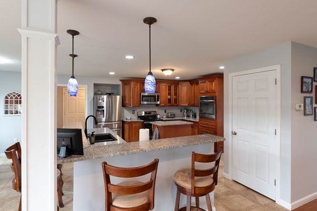 83 Bay Road, Hadley, MA 01035