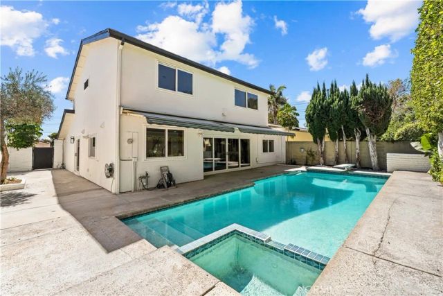 3368 California, Costa Mesa, CA 92626