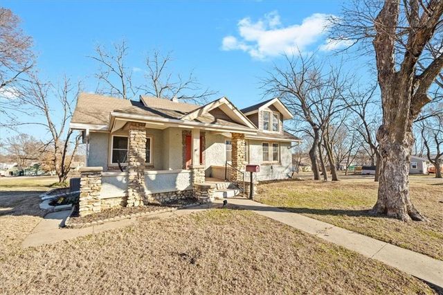 904 E Kaskaskia Street, Paola, KS 66071