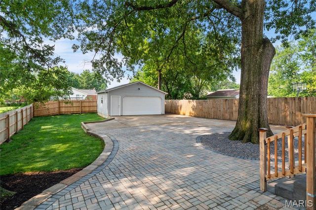 8900 Moritz Avenue, St Louis, MO 63144