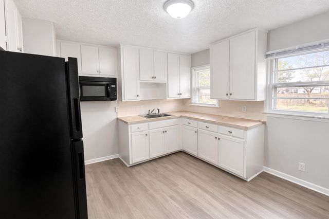 2145 S Estelle, Wichita, KS 67211