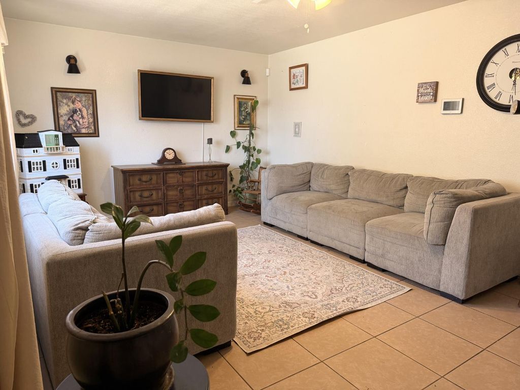 Image 5 of property listing at 30708 Road 70, Goshen, CA 93227