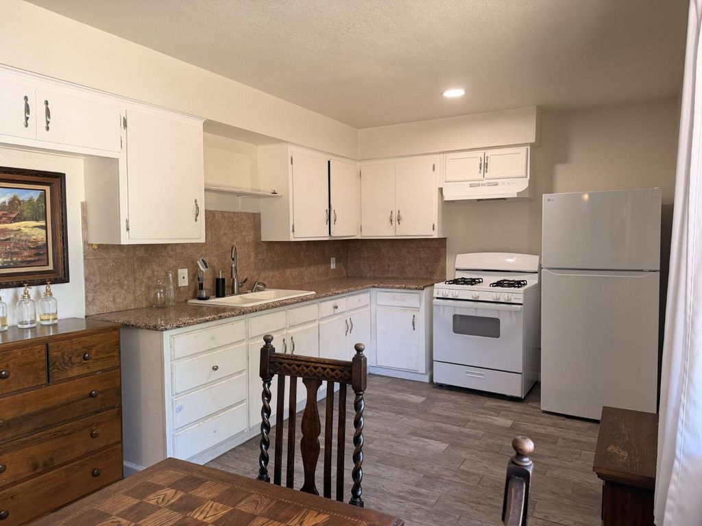 Image 6 of property listing at 30708 Road 70, Goshen, CA 93227