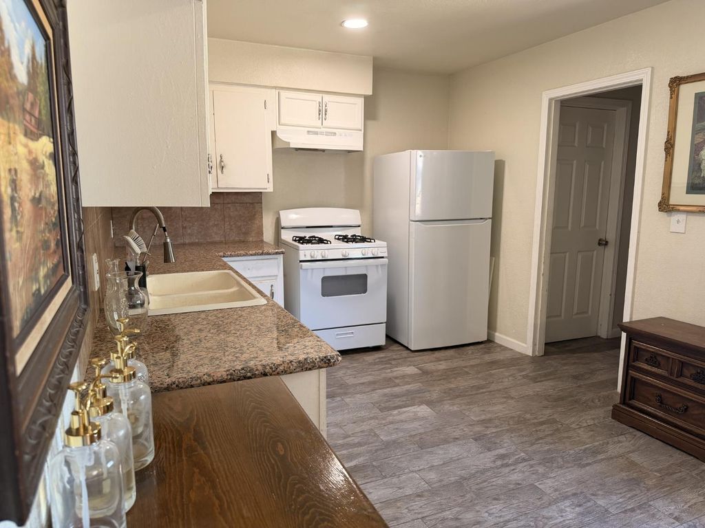Image 7 of property listing at 30708 Road 70, Goshen, CA 93227