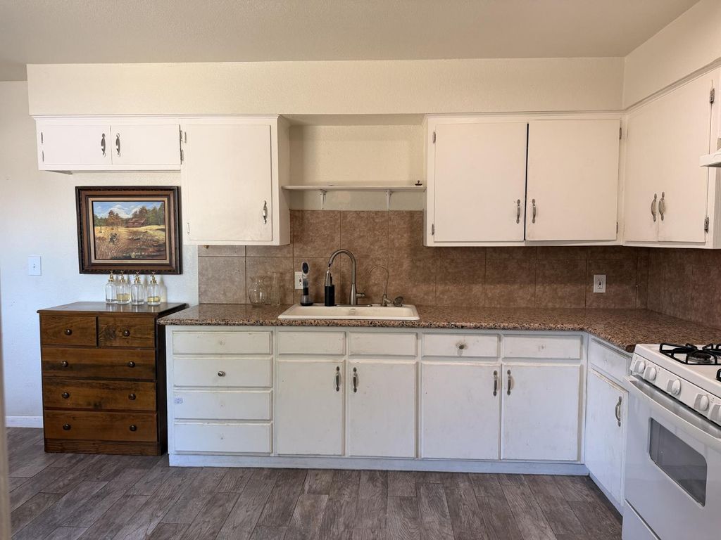 Image 8 of property listing at 30708 Road 70, Goshen, CA 93227
