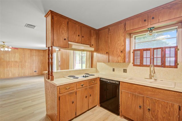 119 Poppy Street, Lake Jackson, TX 77566