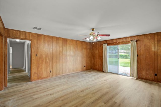 119 Poppy Street, Lake Jackson, TX 77566