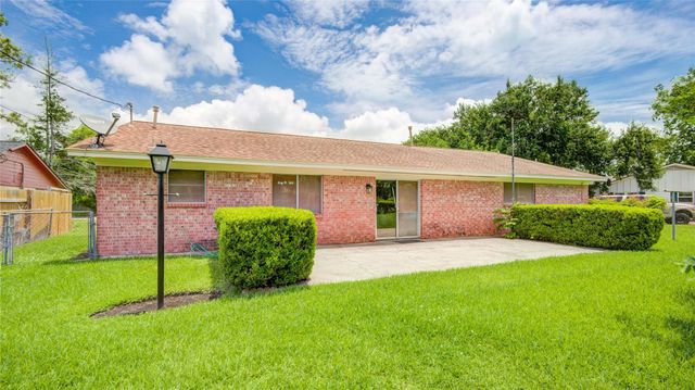 119 Poppy Street, Lake Jackson, TX 77566