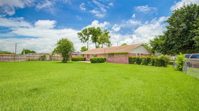 119 Poppy Street, Lake Jackson, TX 77566