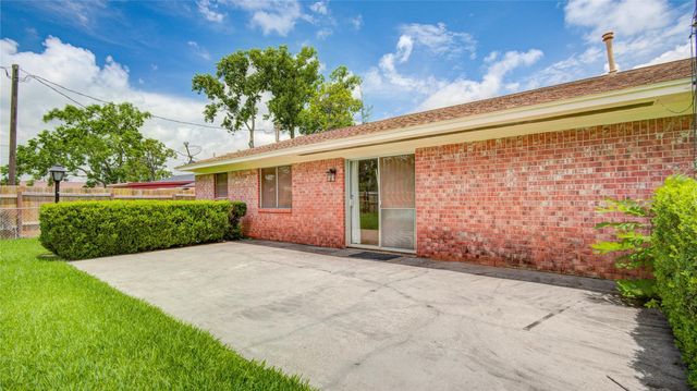 119 Poppy Street, Lake Jackson, TX 77566