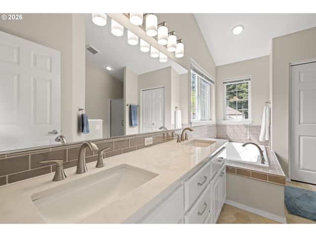 2020 Ne 51ST Ave, Hillsboro, OR 97124