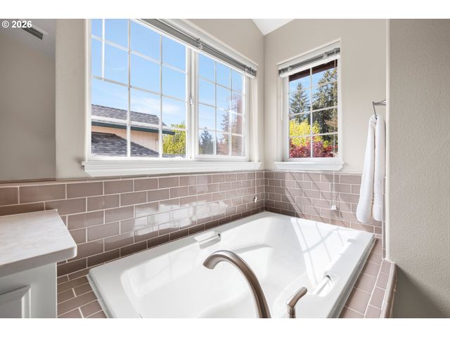 2020 Ne 51ST Ave, Hillsboro, OR 97124