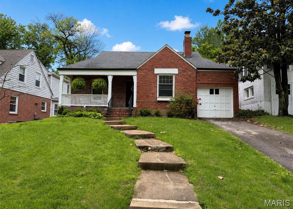 10 Burroughs Lane, Ladue, MO 63124