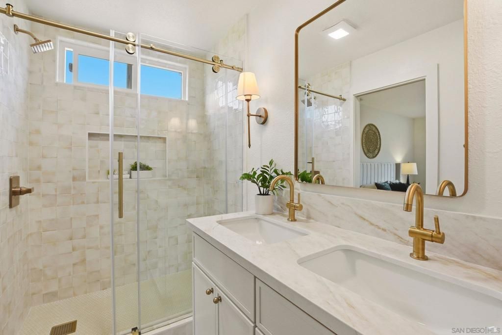 Image 5 of property listing at 646 Barsby St, Vista, CA 92084