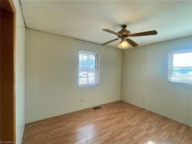 217 Lakeview Drive E, Thomasville, NC 27360