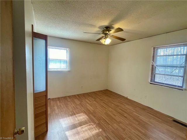 217 Lakeview Drive E, Thomasville, NC 27360