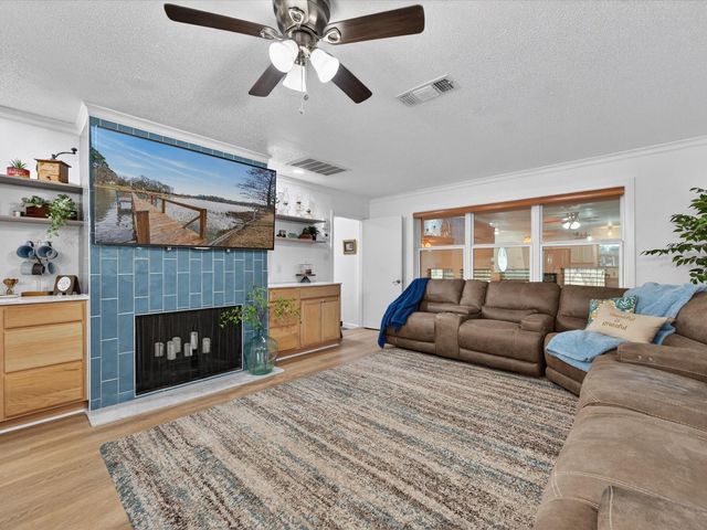 117 Horseshoe Lake Drive W, Huntsville, TX 77320