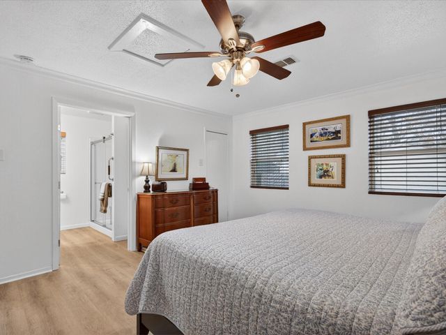 117 Horseshoe Lake Drive W, Huntsville, TX 77320