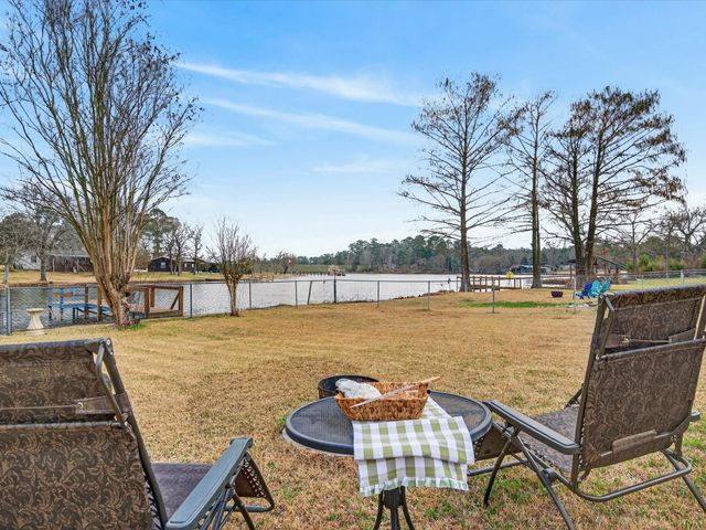 117 Horseshoe Lake Drive W, Huntsville, TX 77320