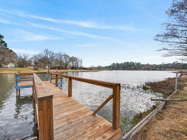 117 Horseshoe Lake Drive W, Huntsville, TX 77320