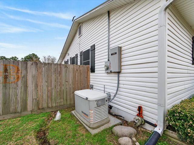 117 Horseshoe Lake Drive W, Huntsville, TX 77320