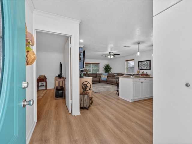 117 Horseshoe Lake Drive W, Huntsville, TX 77320