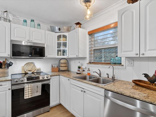 117 Horseshoe Lake Drive W, Huntsville, TX 77320