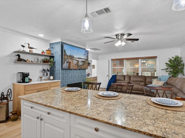 117 Horseshoe Lake Drive W, Huntsville, TX 77320