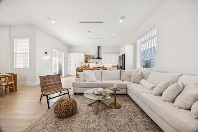 1127 W 16th Street C, Houston, TX 77008