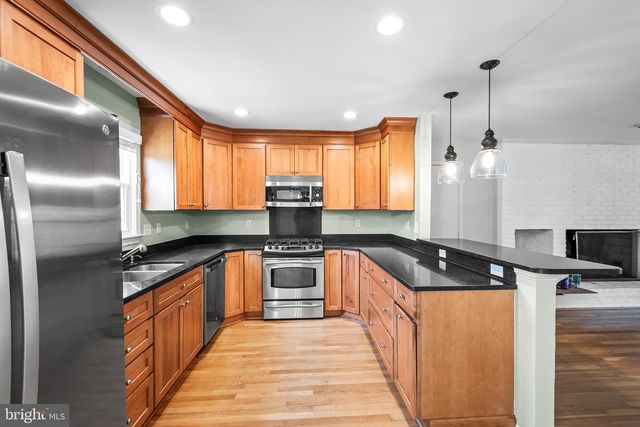 8942 KENILWORTH DR, Burke, VA 22015