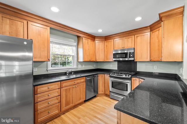 8942 KENILWORTH DR, Burke, VA 22015