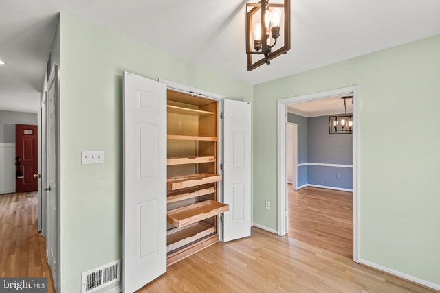 8942 KENILWORTH DR, Burke, VA 22015