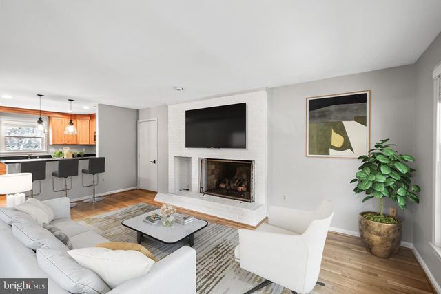 8942 KENILWORTH DR, Burke, VA 22015