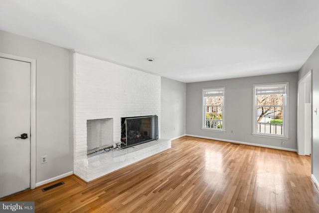 8942 KENILWORTH DR, Burke, VA 22015