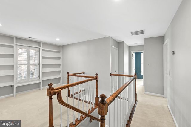 8942 KENILWORTH DR, Burke, VA 22015