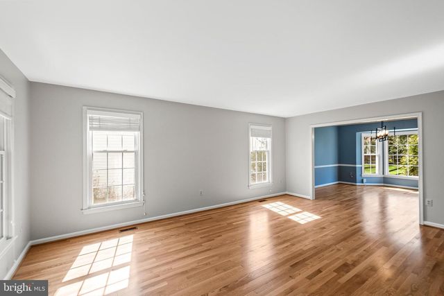 8942 KENILWORTH DR, Burke, VA 22015