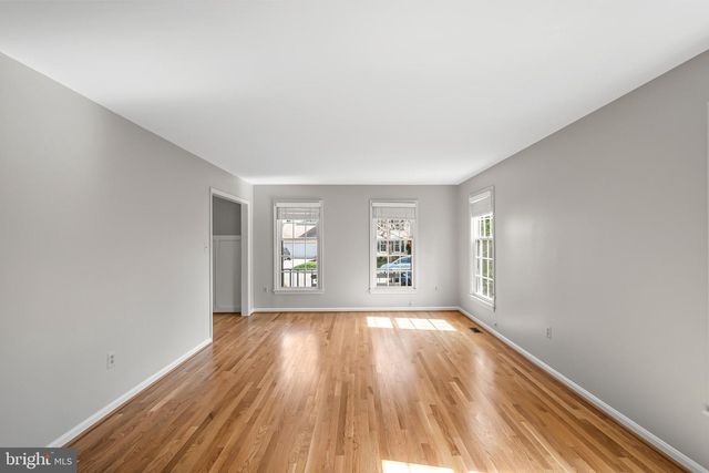 8942 KENILWORTH DR, Burke, VA 22015