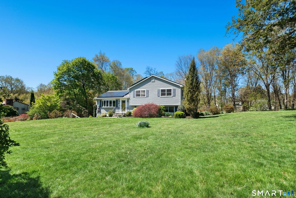 8 Stony Brook Road, Brookfield, CT 06804