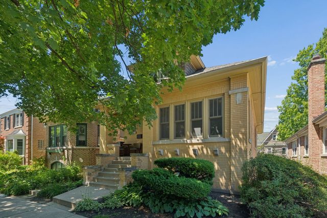 5752 N Sacramento Avenue, Chicago, IL 60659